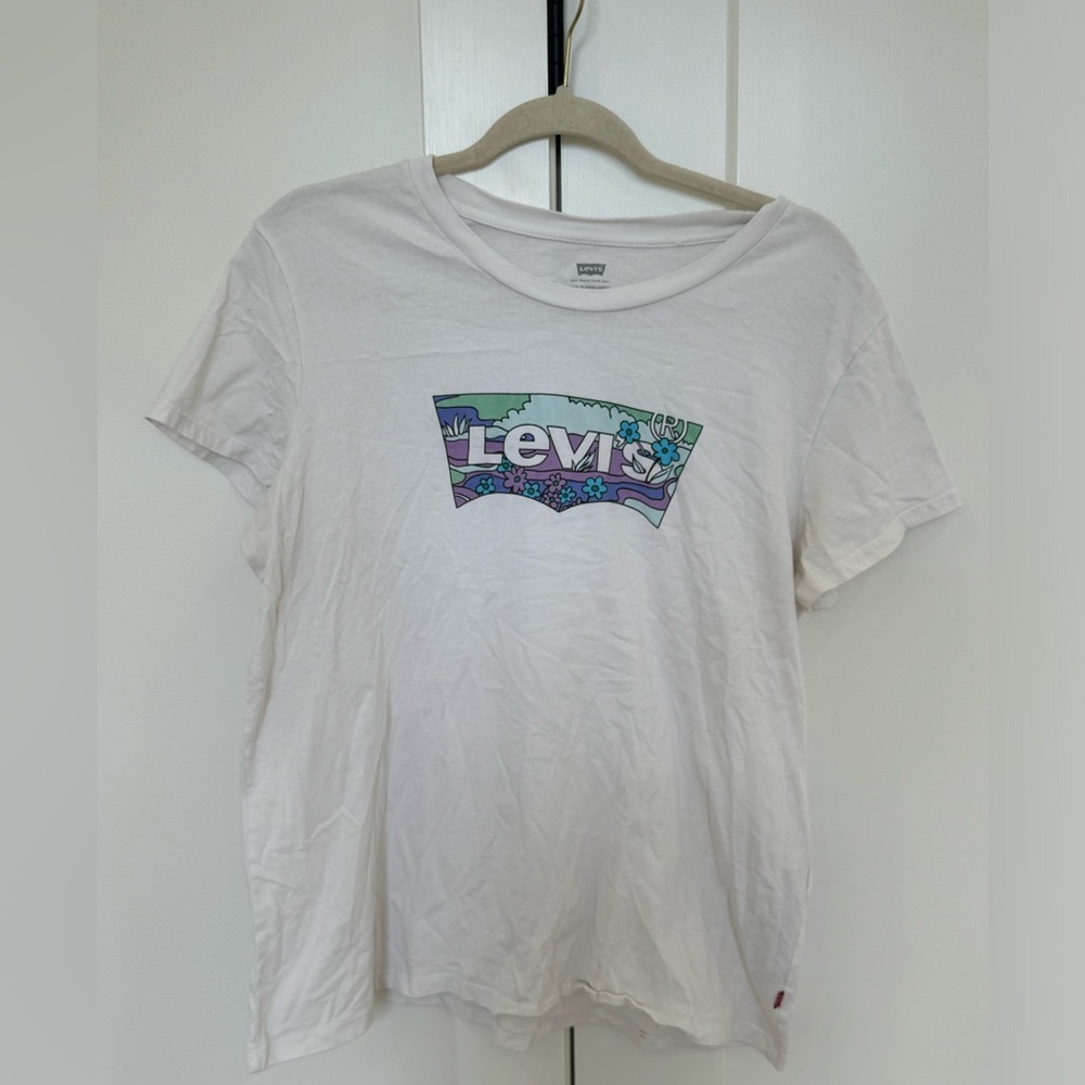 XL Levi’s t-shirt